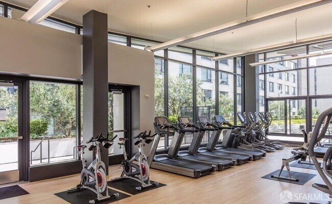 Building Photo - 260 King St