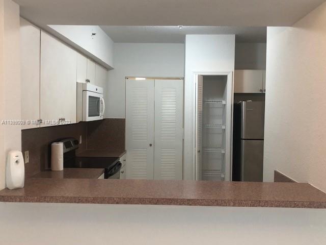 Building Photo - 9300 Fontainebleau Blvd