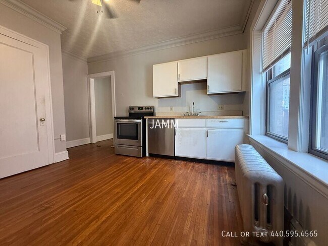 Building Photo - 2773 Hampshire-Unit 5