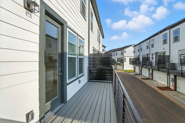 Building Photo - Brand-new three-story townhome in the Univ...