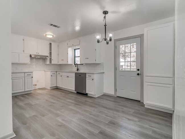 Building Photo - Newly Remodeled 3 Bedroom Home