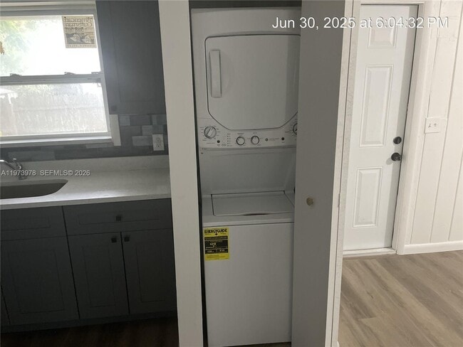 Building Photo - 4000 Greenwood Ave