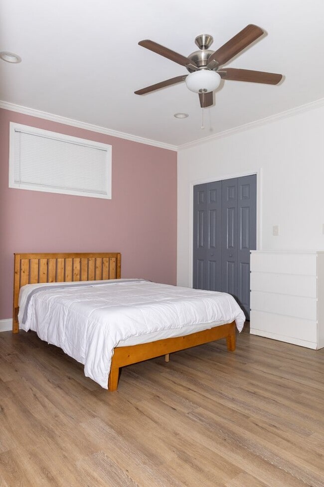 Building Photo - Spacious 4/3.5 w/ Master on Main and Fully...