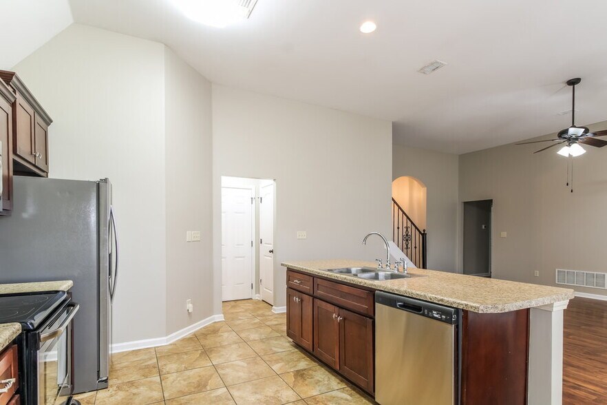 Building Photo - 3080 Greenhouse Dr