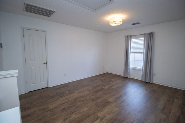 Building Photo - Beautiful 3BR/2.5BA Home with Fenced Yard, Granite Kitchen & Neighborhood Pool