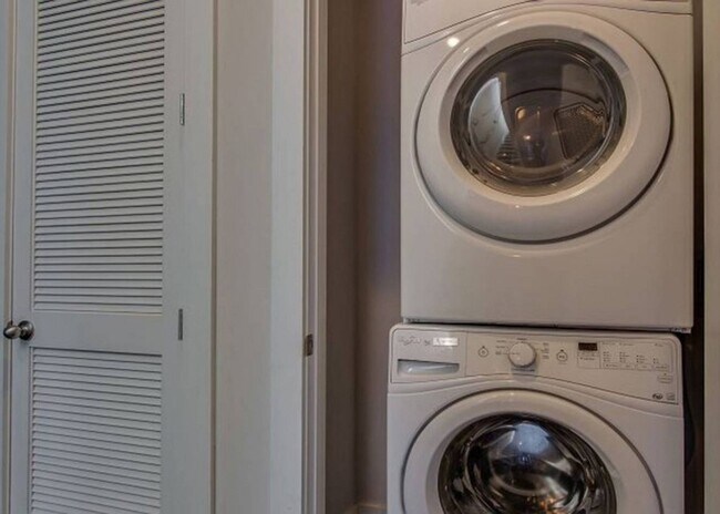 Building Photo - 1064B 2nd Ave S