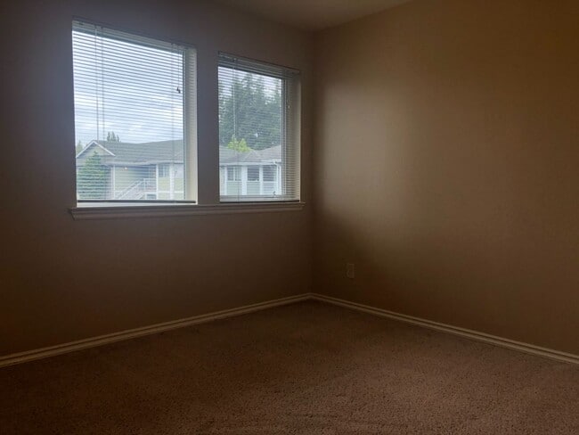 Building Photo - 2 Bedroom, 2 Bathroom Condo with Convenien...
