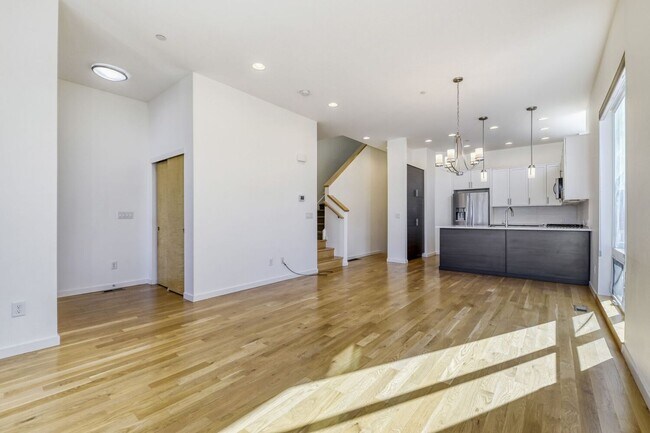 Building Photo - Bright Contemporary 3 Bedroom 2 Bath - August 1st!