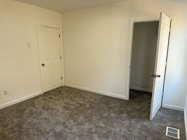 Building Photo - 3 br, 2.5 bath House - 417 E Burgess