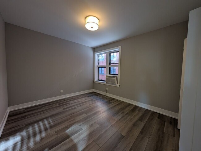 Building Photo - 3933 N Janssen Ave
