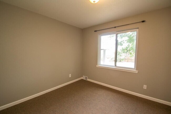 Building Photo - 2887 Moorhead Ave