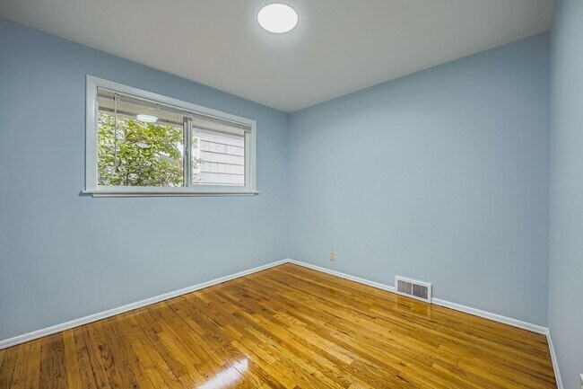 Building Photo - Charming, Recently Updated 3 Bed West Seat...