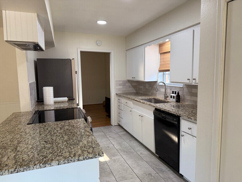 Building Photo - 105 S Weatherred Dr