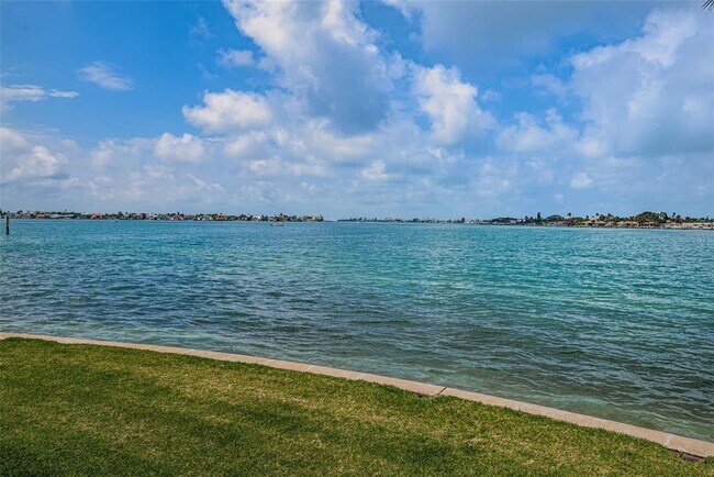Building Photo - 6105 Bahia Del Mar Cir