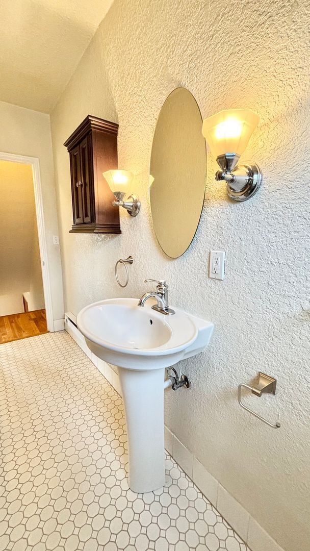 Building Photo - Modern Comfort in the Heart of Hosford Abernethy!