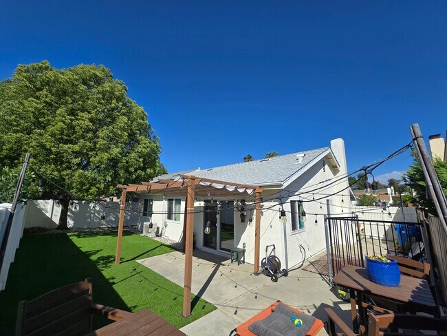 Building Photo - Updated - one story home in Moorpark's desirable Peach Hill neighborhood