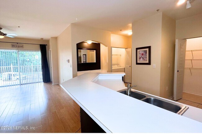 Building Photo - 610 Fairway Dr