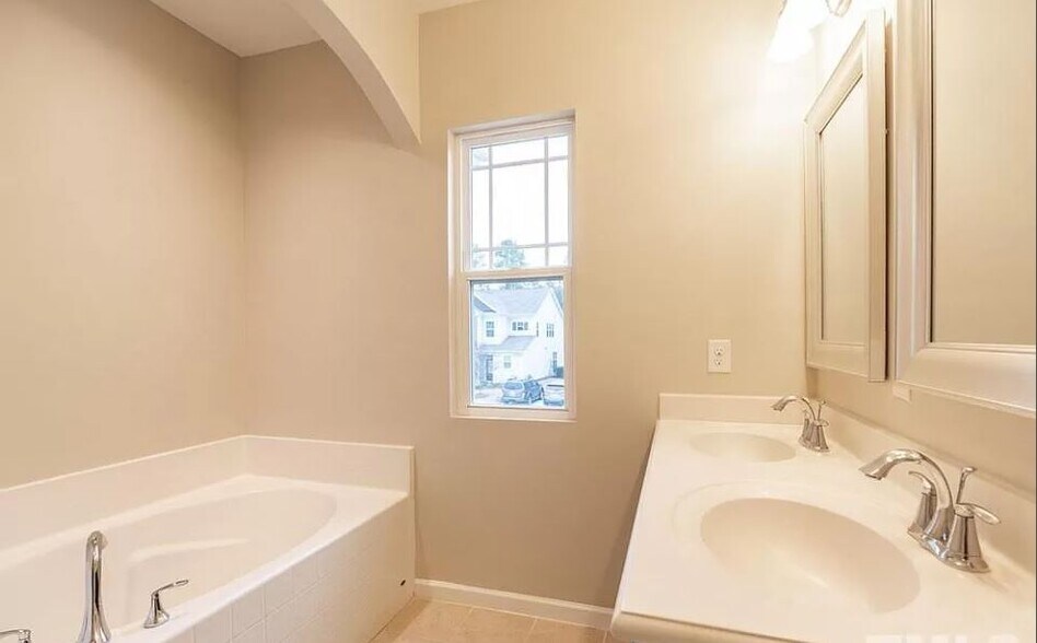 Master Bath - 1000 Historic Cir