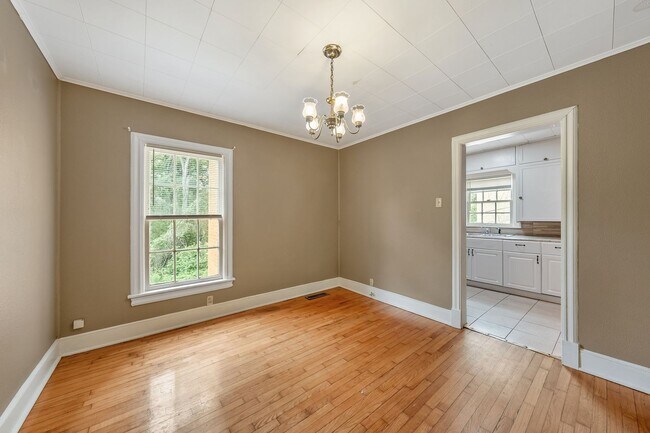 Building Photo - 132 Rowland Pl