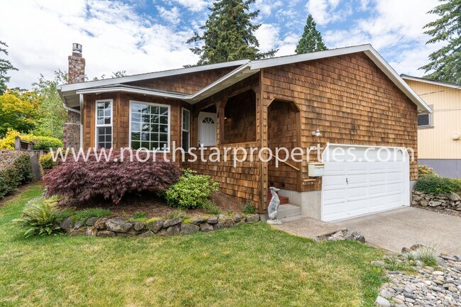 Building Photo - Impeccable Multnomah Village Bungalow