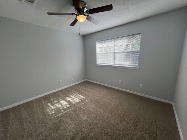 Building Photo - Pensacola - 2 Bedroom, 1 Bathroom - lawn care included