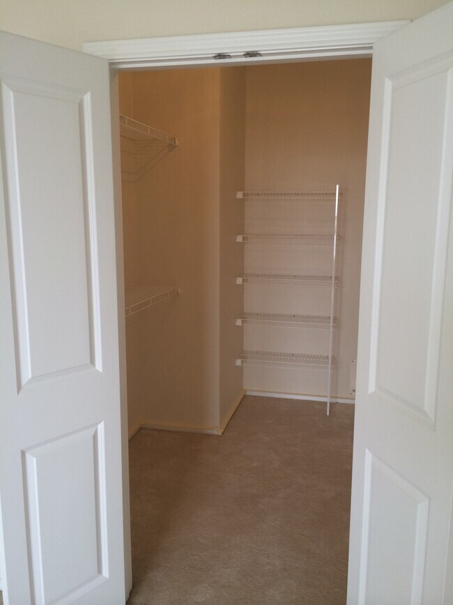 Building Photo - Modern 2-Bedroom in Eden Prairie with Heat...