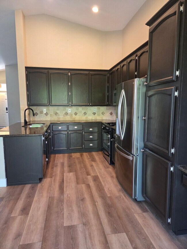 Building Photo - Broadstone - 3bdrm, 2 bath - Close to Shopping, Park & Schools!