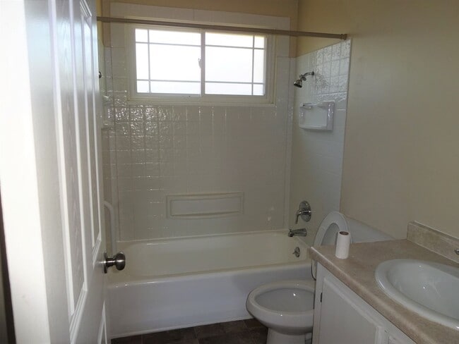 Building Photo - Large 4 Bed 2 Bath with Extra Large 2 Car ...