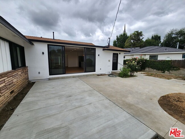 Building Photo - 6121 Sylvia Ave