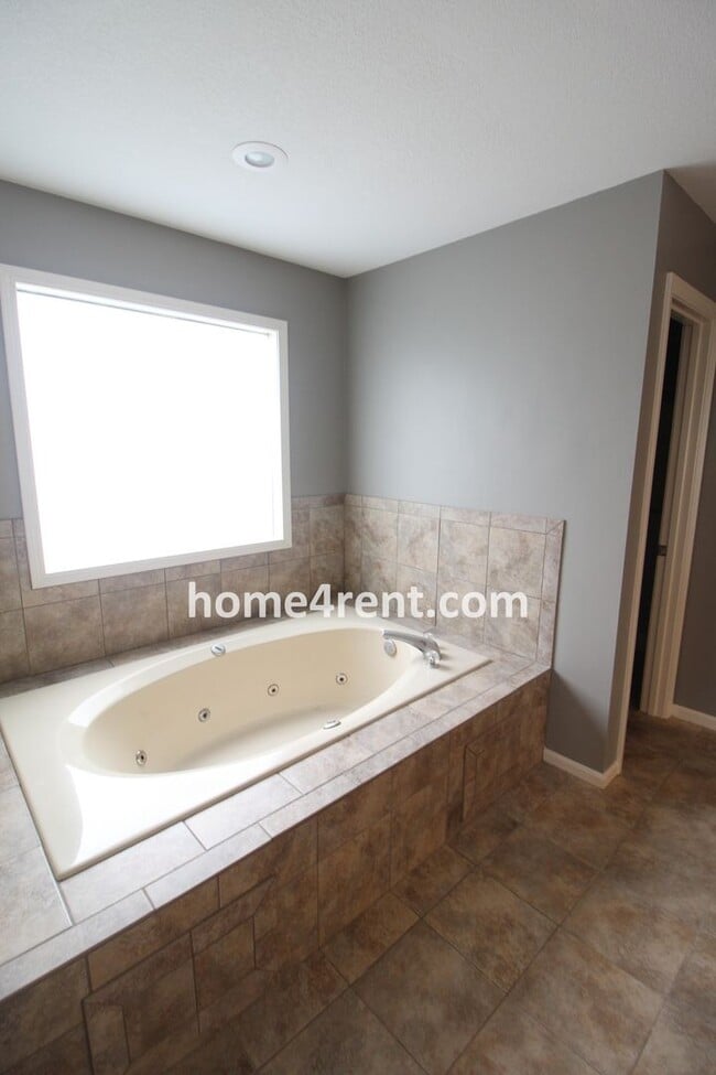 Building Photo - Gorgeous Lake Home w/ Beautiful Walking Tr...