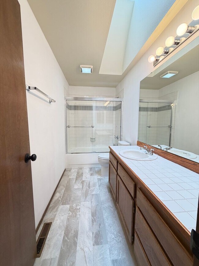 Building Photo - Saratoga Reach Beauty: Updated 4BR Home with Deck, Fireplace & Prime Mukilteo Location