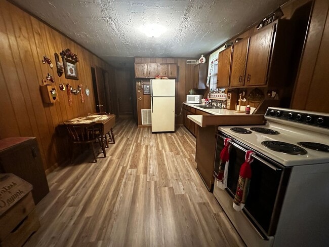 Building Photo - Furnished - 2 bed/1 bath basement apartment