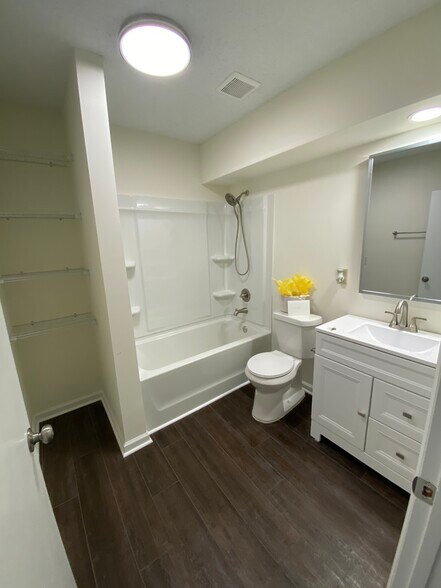 Full bathroom downstairs - 114 Woodglen Dr