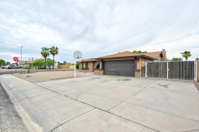 Building Photo - 7301 W Canterbury Dr