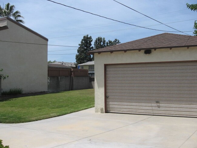 Building Photo - Burbank 2+1 w/large backyard + ample parking!