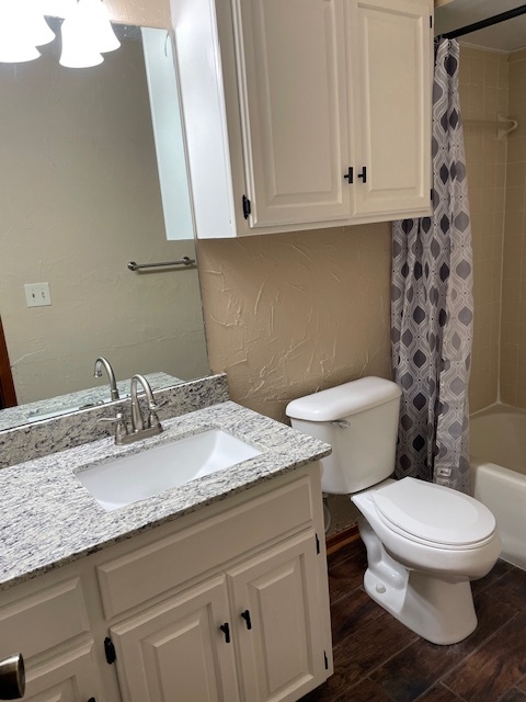 Shared guest bath with tub and shower - 100 Village Oaks Dr