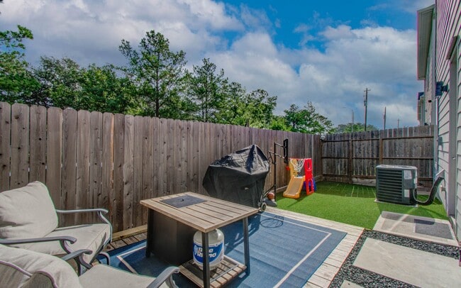 Building Photo - 1221 W Tidwell Rd