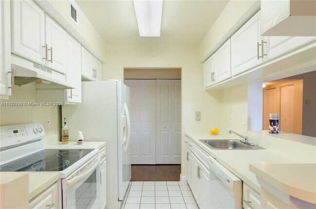 Building Photo - 9855 Westview Dr