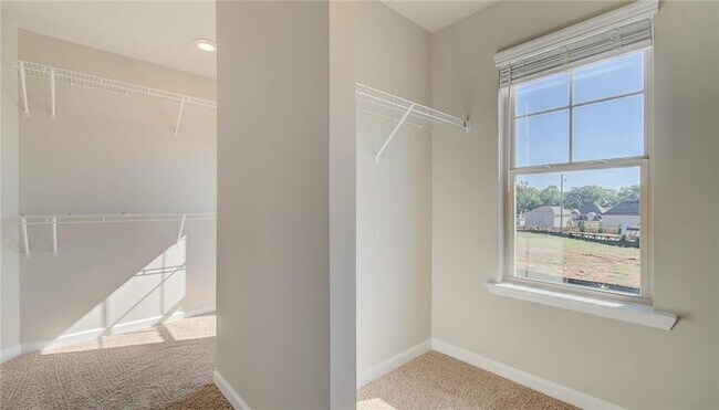 Building Photo - 212 Eleanora Way