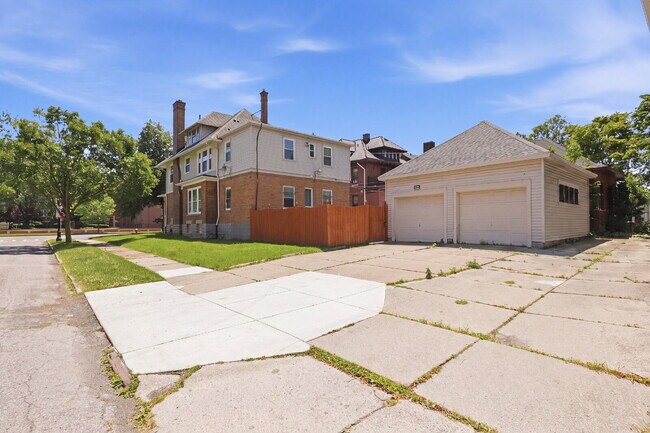 Building Photo - Furnished 10-Bedroom Single-Family Home in Buffalo