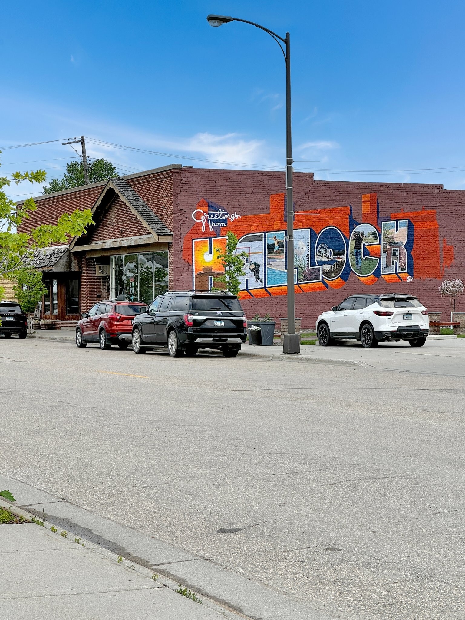 Building Photo - 208 2nd St S