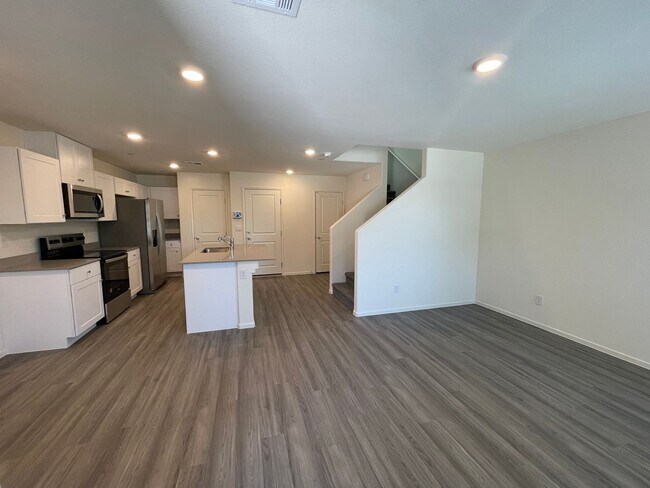Building Photo - Beautiful Townhome In Henderson