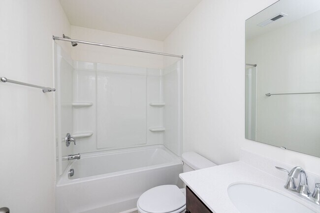 Building Photo - Available June 24th  3br 2.5 ba townhome i...