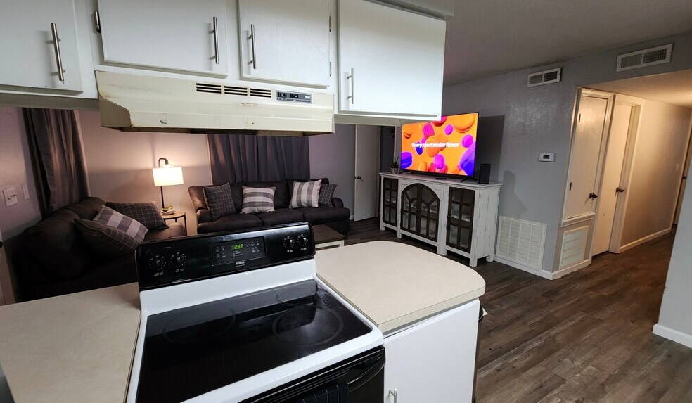 Building Photo - 906 W Lucas St