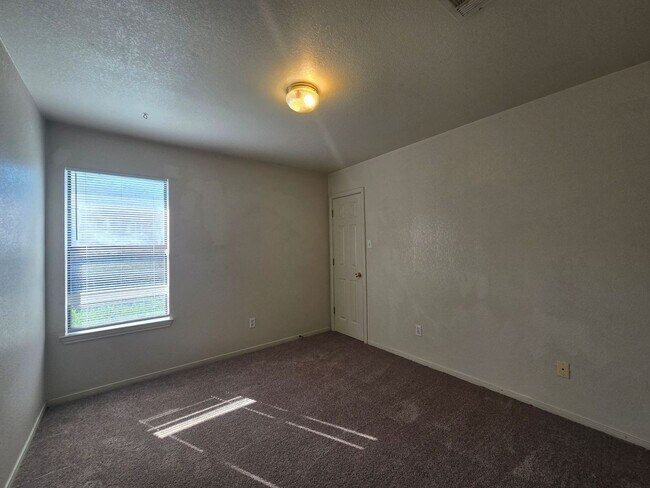 Building Photo - 2802 Lucille Dr