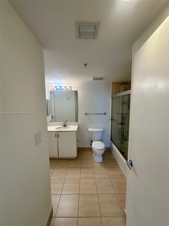 Building Photo - 1750 N Bayshore Dr