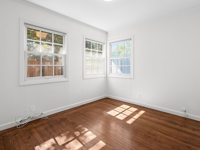 Building Photo - Spacious Single Family Home