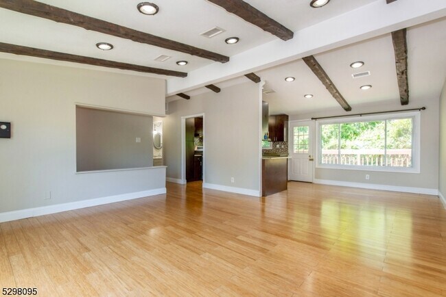 Building Photo - 19 Southwynde Dr