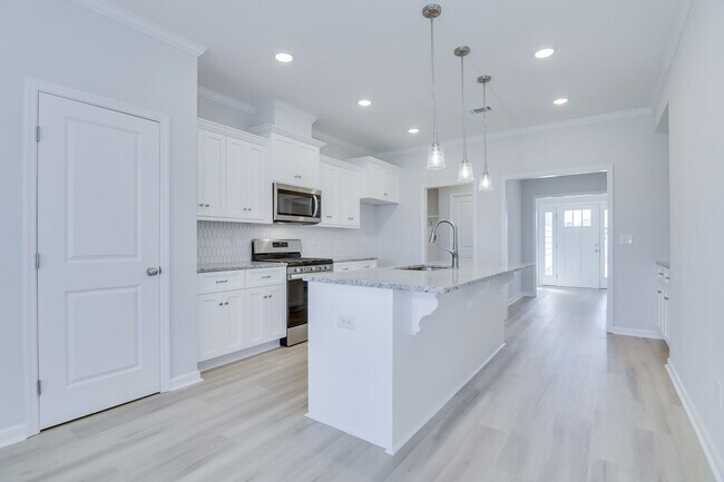 Building Photo - Like New Home - 4 Bed 3 Bath