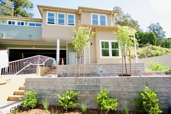 Building Photo - 10 E Crescent Dr